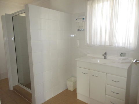 Riviera On Ruthven - Lightning Ridge Tourism 21