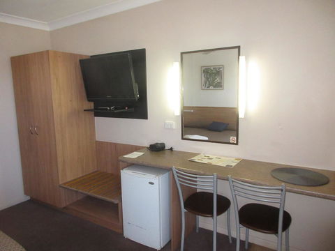 Riviera On Ruthven - Lightning Ridge Tourism 11