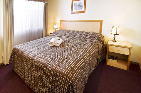 Riviera On Ruthven - Lightning Ridge Tourism 24