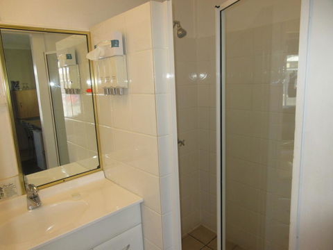 Riviera On Ruthven - Lightning Ridge Tourism 7