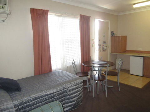 Riviera On Ruthven - Lightning Ridge Tourism 1