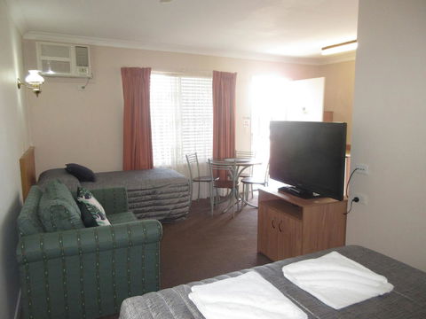 Riviera On Ruthven - Lightning Ridge Tourism 4