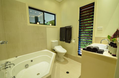 Misty Mountains Rainforest Retreat - Lightning Ridge Tourism 12