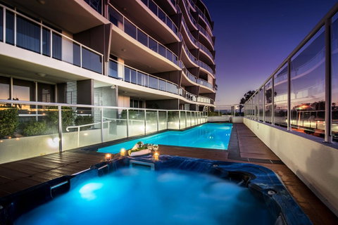 Pandanus Mooloolaba - Lightning Ridge Tourism 0