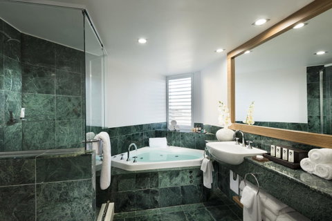 Sofitel Gold Coast Broadbeach - Lightning Ridge Tourism 4