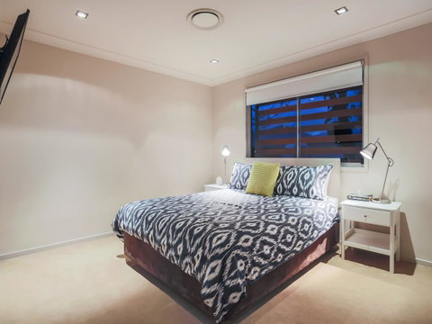 Hamilton Executive - Lightning Ridge Tourism 9