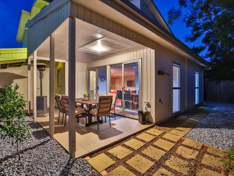 Hamilton Executive - Lightning Ridge Tourism 5