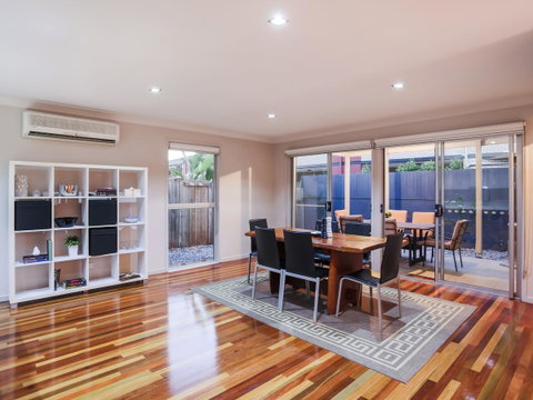 Hamilton Executive - Lightning Ridge Tourism 2