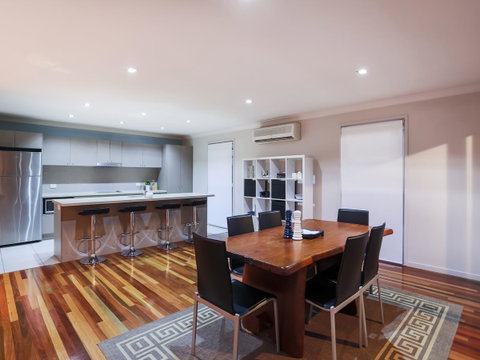 Hamilton Executive - Lightning Ridge Tourism 3