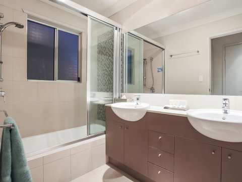 Hamilton Executive - Lightning Ridge Tourism 10