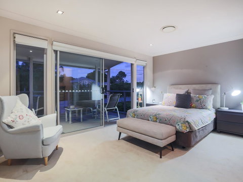 Hamilton Executive - Lightning Ridge Tourism 7
