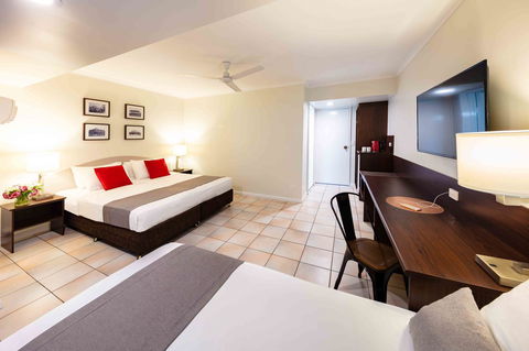 Hides Hotel - Lightning Ridge Tourism 7