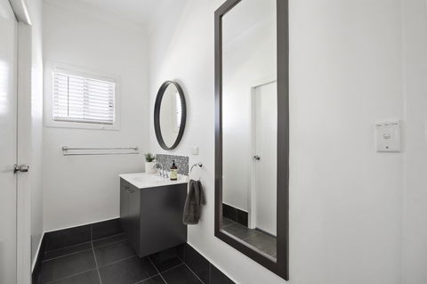 The Lighthouse - Lightning Ridge Tourism 13