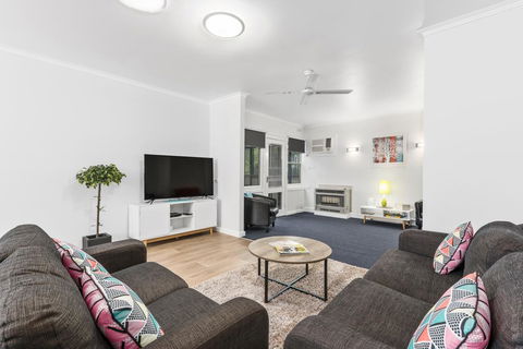 Wattle Grove Villa - Lightning Ridge Tourism 3