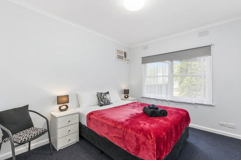 Wattle Grove Villa - Lightning Ridge Tourism 1