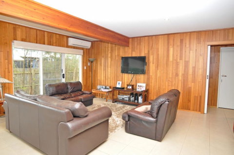 WELCOME BREAK - PET FRIENDLY - Lightning Ridge Tourism 1