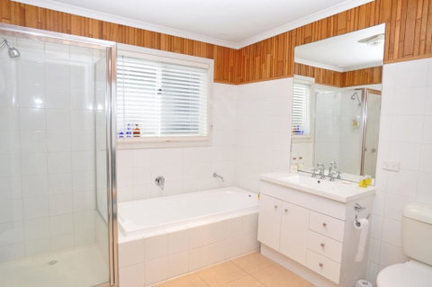 WELCOME BREAK - PET FRIENDLY - Lightning Ridge Tourism 3