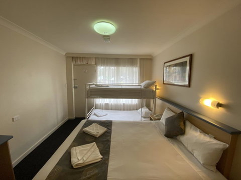 Welcome Inn 277 - Lightning Ridge Tourism 2