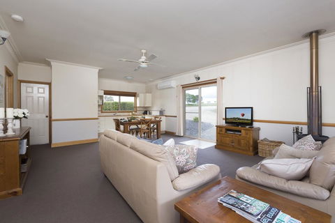 Windsors Edge Cottage Pokolbin - Lightning Ridge Tourism 3