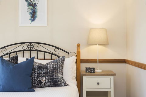 Windsors Edge Cottage Rothbury - Lightning Ridge Tourism 1