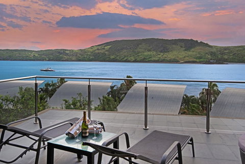 Yacht Club Villa 33 - Serenity - 4 Bedroom 4 Bathroom House Ocean Views 2 Buggies - Lightning Ridge Tourism 3