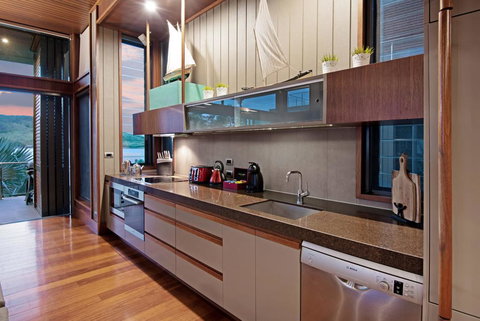 Yacht Club Villa 33 - Serenity - 4 Bedroom 4 Bathroom House Ocean Views 2 Buggies - Lightning Ridge Tourism 1