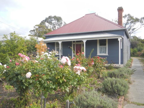 Yarram Cottage: Art And Accommodation - Lightning Ridge Tourism 0