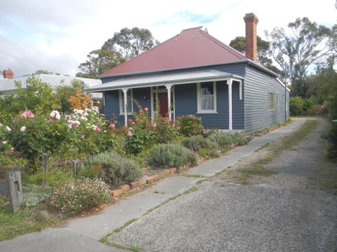 Yarram Cottage: Art And Accommodation - Lightning Ridge Tourism 1