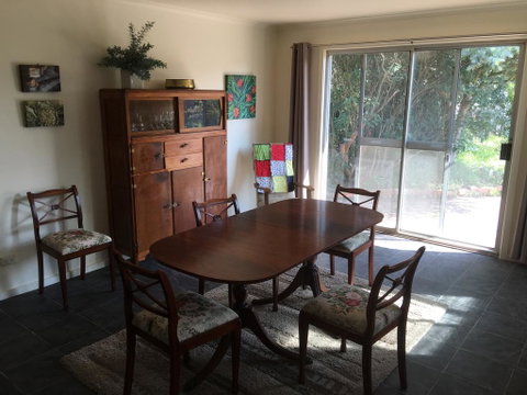 Yarram Cottage: Art And Accommodation - Lightning Ridge Tourism 3