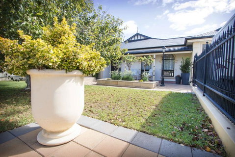 Yellow Rose Cottage - Lightning Ridge Tourism 1