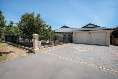 Yellow Rose Cottage - Lightning Ridge Tourism 0