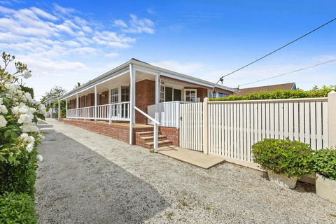 YIN-YANG - MOUNT ELIZA - Lightning Ridge Tourism 3