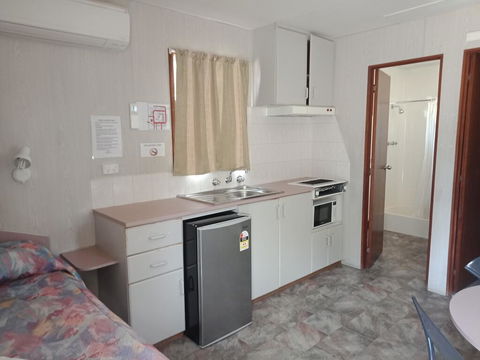 Young Caravan Park - Lightning Ridge Tourism 2