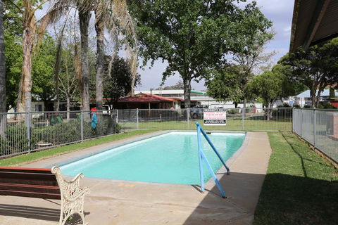 Young Caravan Park - Lightning Ridge Tourism 0