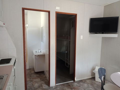 Young Caravan Park - Lightning Ridge Tourism 1