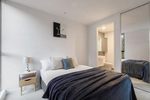 A 3BR Apt Next To Melbourne Zoo FREE Parking - Lightning Ridge Tourism 1