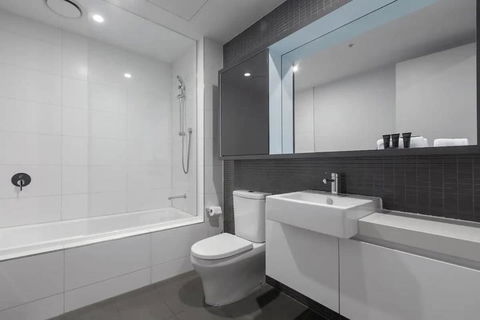 A 3BR Apt Next To Melbourne Zoo FREE Parking - Lightning Ridge Tourism 3
