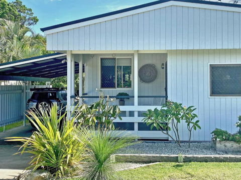 A AMITY BEACH BABY - Lightning Ridge Tourism 0