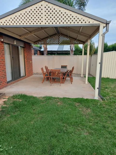 A Beautiful And Spacious Home - Lightning Ridge Tourism 2