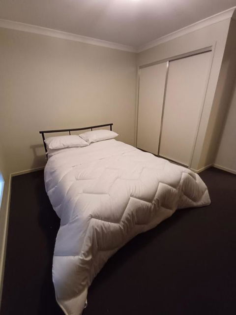 A Beautiful And Spacious Home - Lightning Ridge Tourism 3