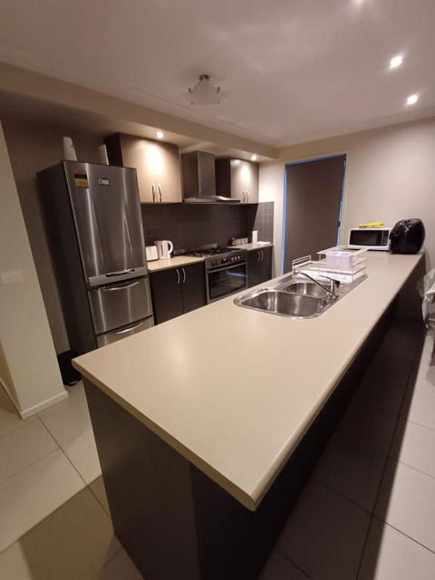 A Beautiful And Spacious Home. - Lightning Ridge Tourism 3