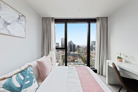 A Chic 2BR Apt Near Melbourne CBD W FREE Parking - Lightning Ridge Tourism 0