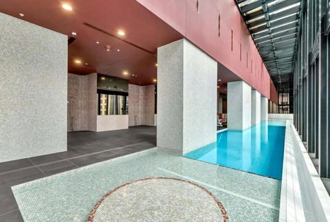 A Chic 2BR Apt Near Melbourne CBD W FREE Parking - Lightning Ridge Tourism 2