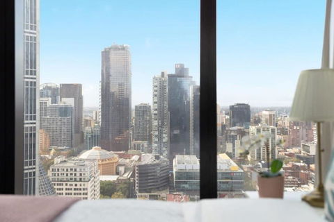 A Chic 2BR Apt Near Melbourne CBD W FREE Parking - Lightning Ridge Tourism 1