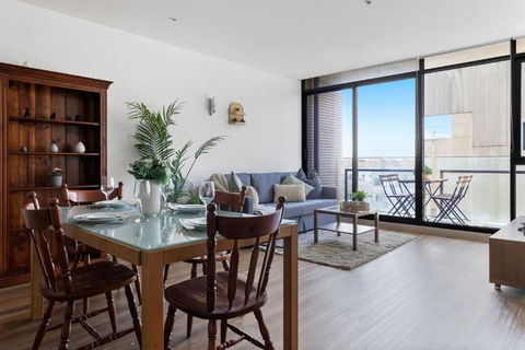 A Chic 2BR Apt Near Melbourne Uni FREE Parking - Lightning Ridge Tourism 0
