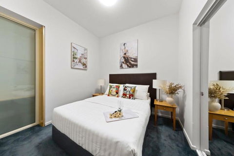 A Chic Apartment On Bourke St Near Chinatown - Lightning Ridge Tourism 0