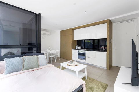 A Chic Apt With A Large Balcony Next To Grand Prix - Lightning Ridge Tourism 1