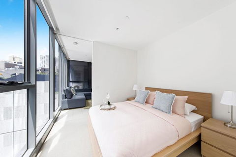 A Chic Apt With A Large Balcony Next To Grand Prix - Lightning Ridge Tourism 0