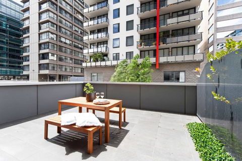 A Chic Apt With A Large Balcony Next To Grand Prix - Lightning Ridge Tourism 2