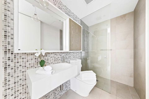 A Chic Apt With A Large Balcony Next To Grand Prix - Lightning Ridge Tourism 4